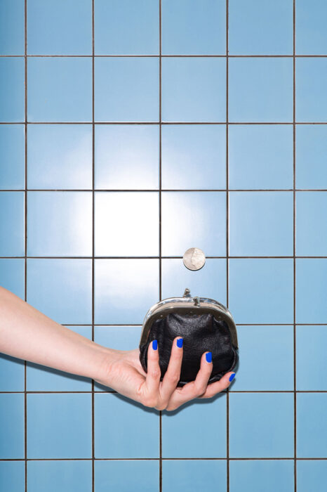 Portemonnee met muntje voor blauwe muur