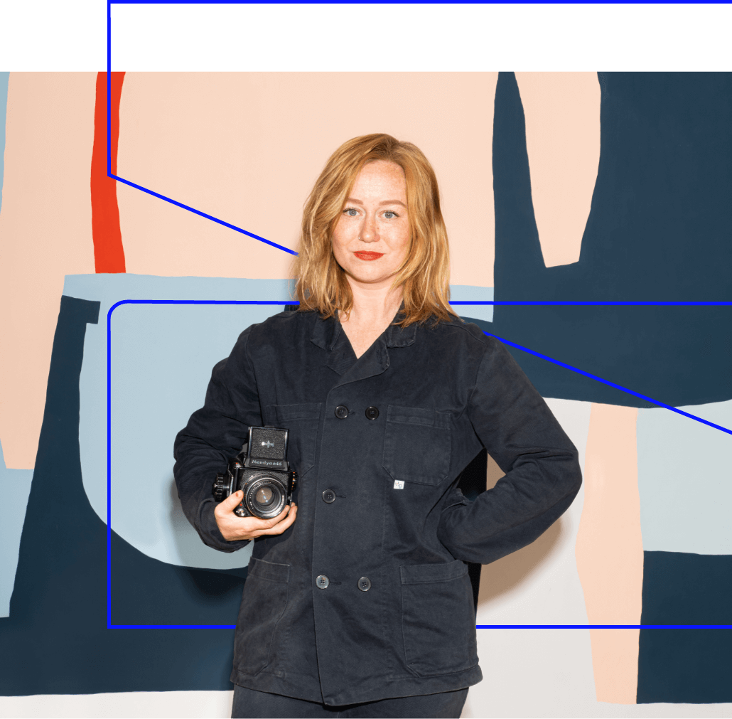 Vrouwelijke fotograaf in creatieve setting