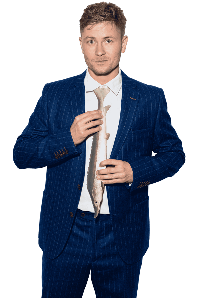 Man in pak met vis als stropdas