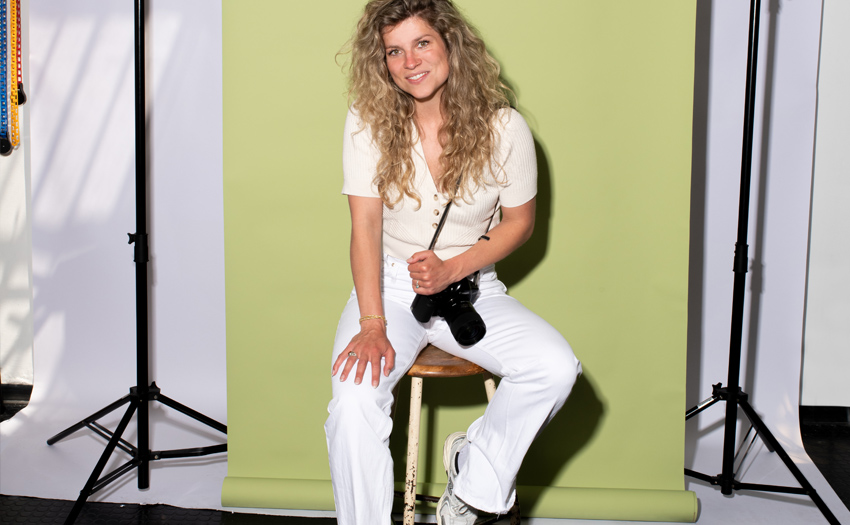 Vrouwelijke fotograaf in creatieve setting