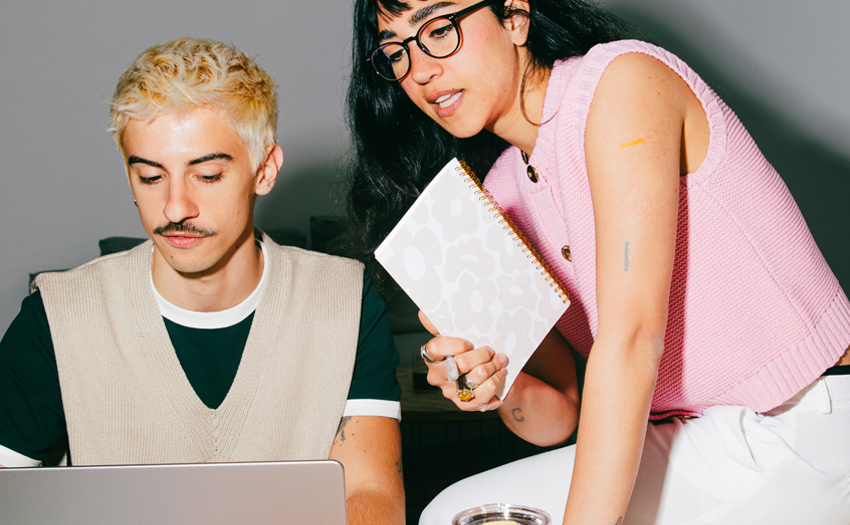 Twee jonge ondernemers online aan het kijken voor zakelijke lening