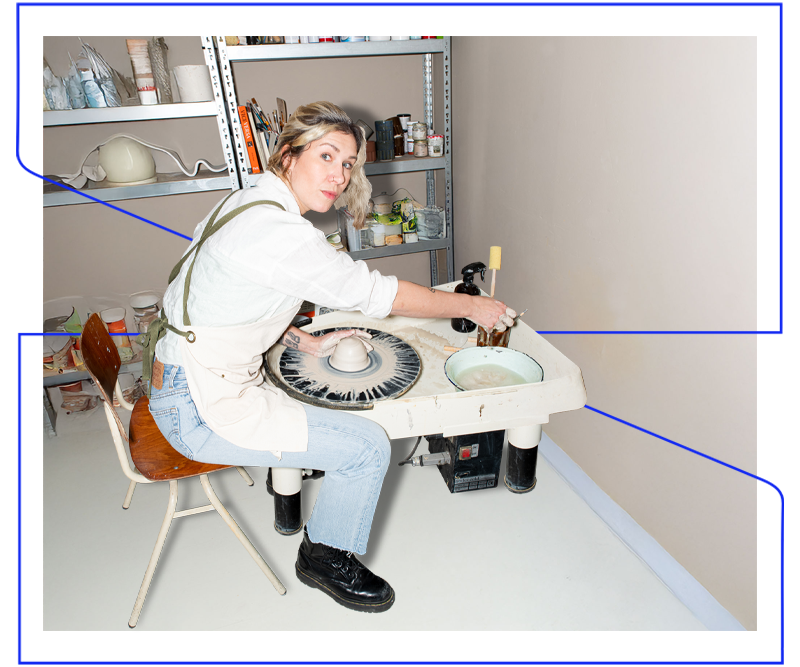 Blonde vrouw aan het kleien