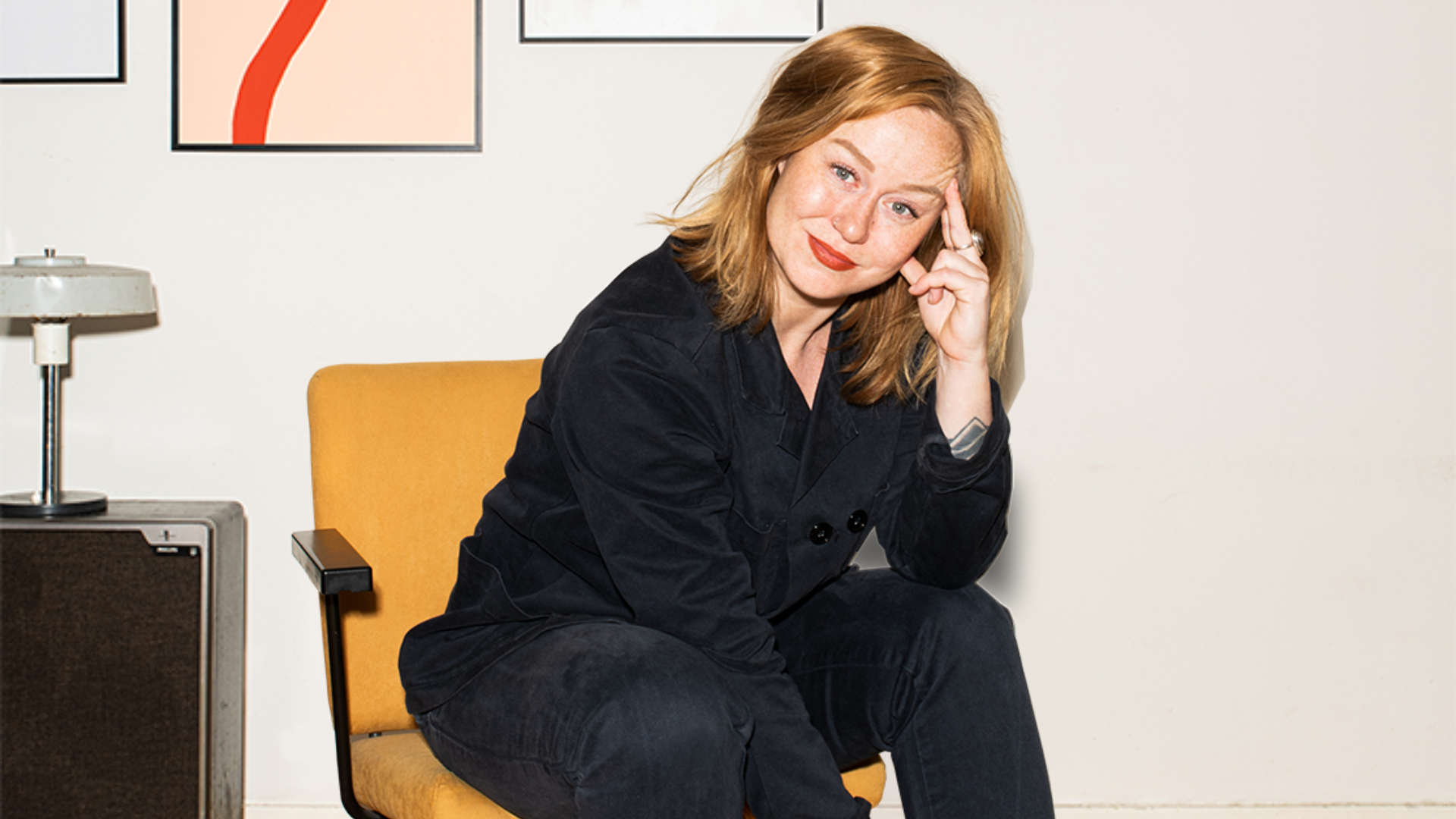 Vrouw met rossig haar op een stoel