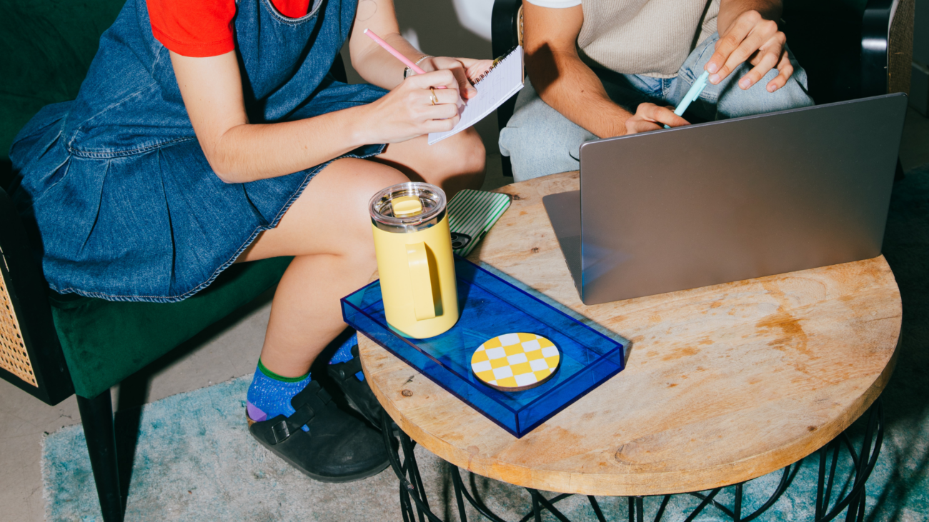 twee collega's aan een ronde tafel
