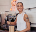 Lachende dame als barista
